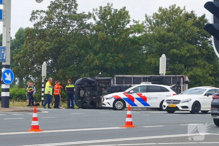Bakwagen met schoenen gekanteld