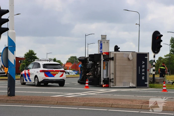 Bakwagen met schoenen gekanteld