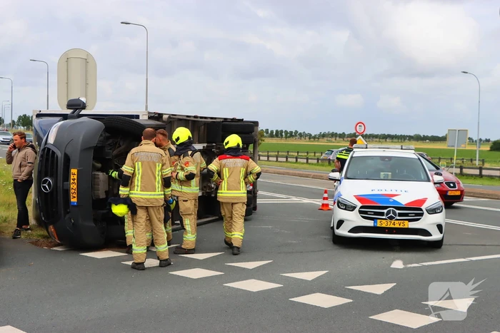 Bakwagen met schoenen gekanteld