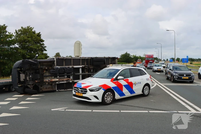 Bakwagen met schoenen gekanteld