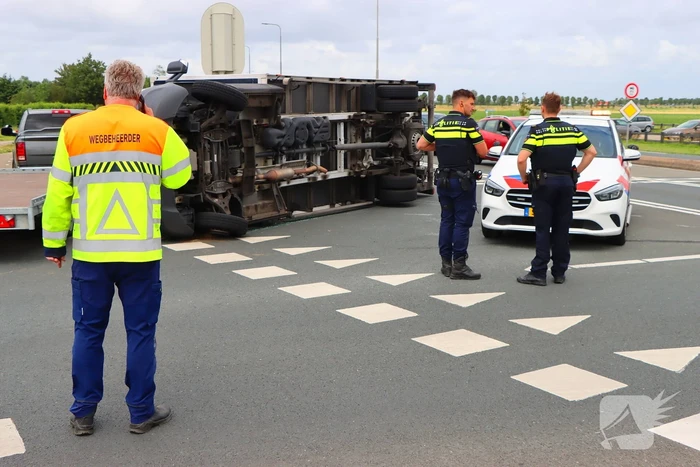 Bakwagen met schoenen gekanteld