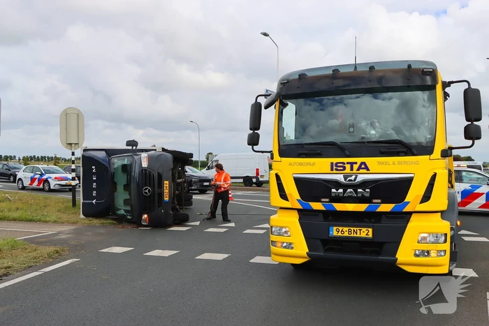 Bakwagen met schoenen gekanteld