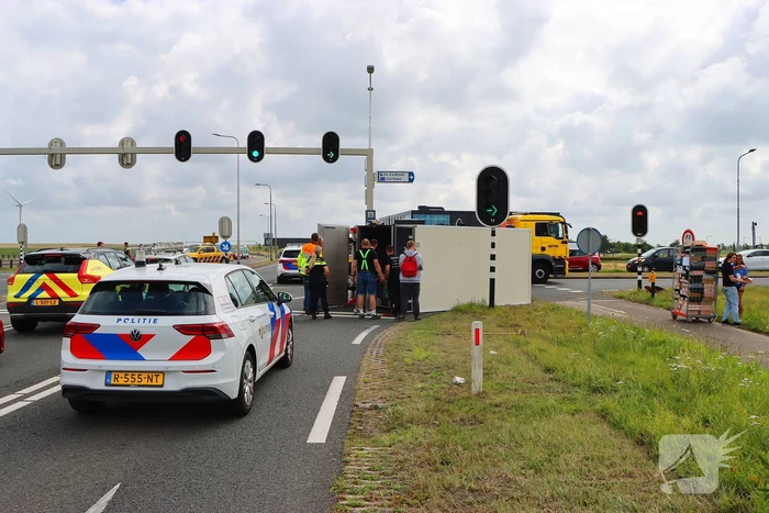 Bakwagen met schoenen gekanteld