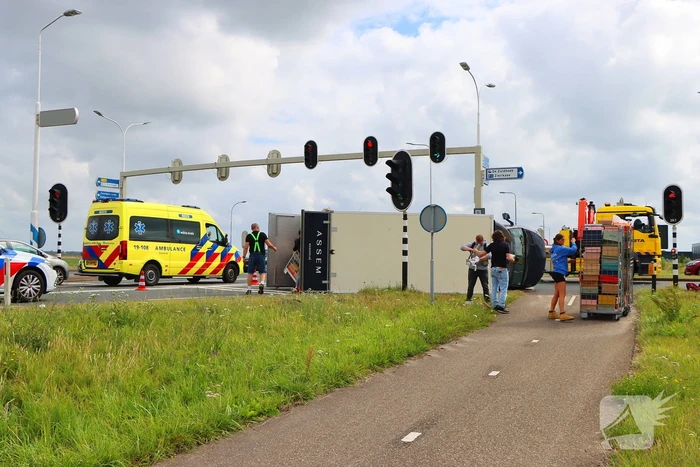 Bakwagen met schoenen gekanteld