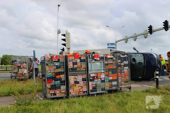 Bakwagen met schoenen gekanteld