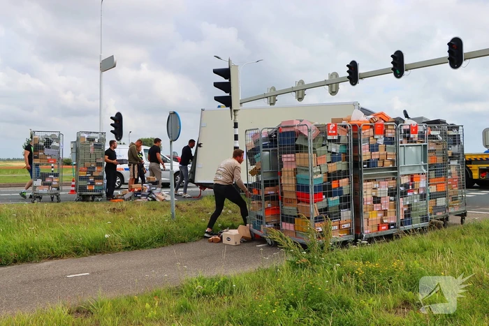 Bakwagen met schoenen gekanteld