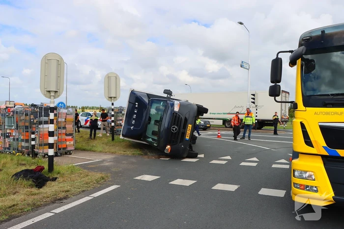 Bakwagen met schoenen gekanteld