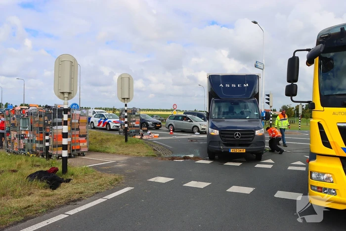 Bakwagen met schoenen gekanteld