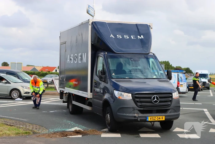 Bakwagen met schoenen gekanteld