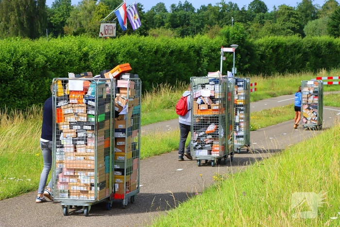 Bakwagen met schoenen gekanteld
