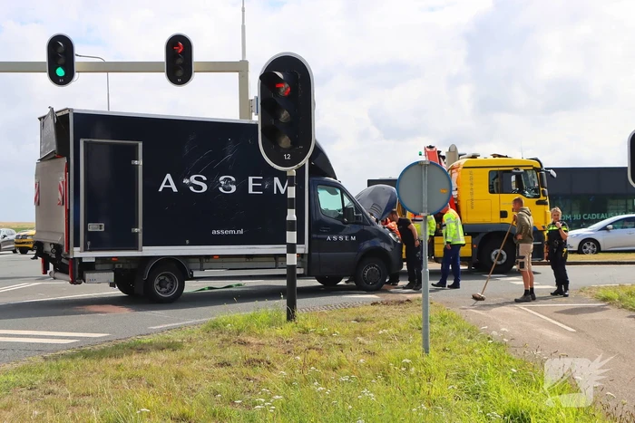 Bakwagen met schoenen gekanteld
