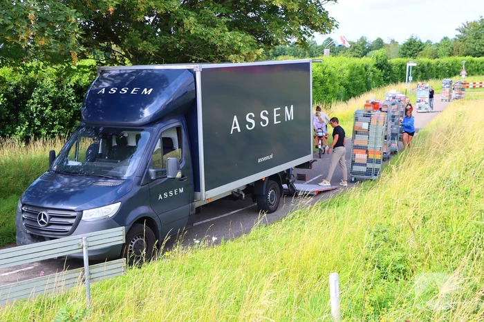 Bakwagen met schoenen gekanteld