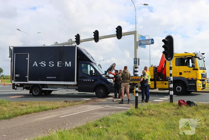 Bakwagen met schoenen gekanteld