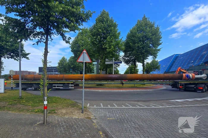 Speciaaltransport rijdt zich vast op rotonde
