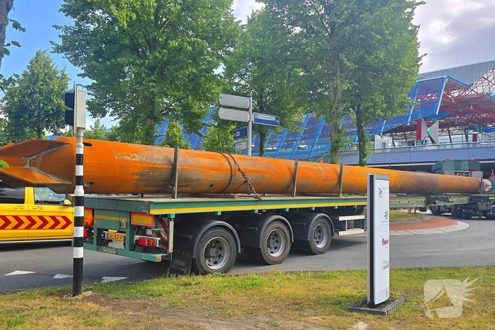 Speciaaltransport rijdt zich vast op rotonde