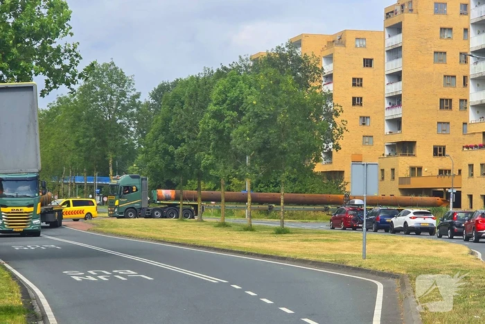 Speciaaltransport rijdt zich vast op rotonde
