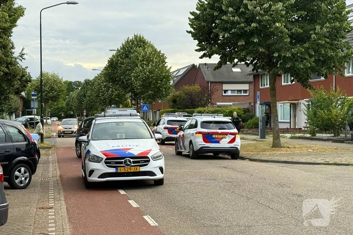 Schietpartij na voorbijrijden auto, politie doorzoekt straat