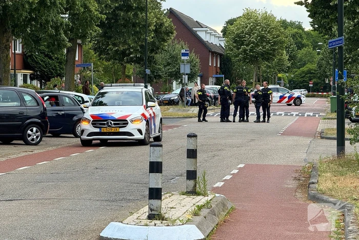 Schietpartij na voorbijrijden auto, politie doorzoekt straat