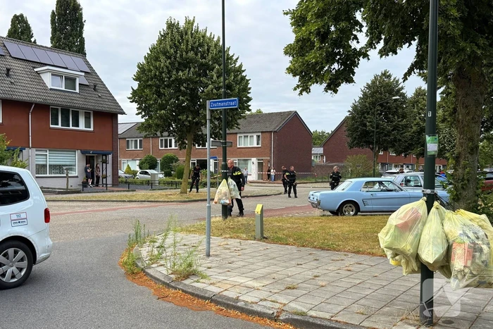 Schietpartij na voorbijrijden auto, politie doorzoekt straat