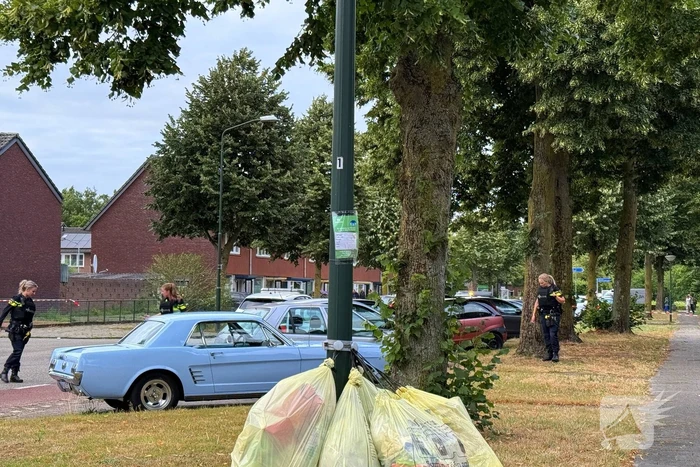 Schietpartij na voorbijrijden auto, politie doorzoekt straat
