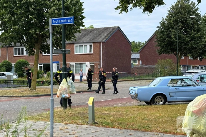 Schietpartij na voorbijrijden auto, politie doorzoekt straat