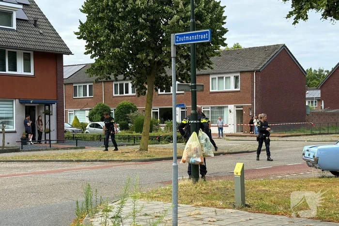 Schietpartij na voorbijrijden auto, politie doorzoekt straat
