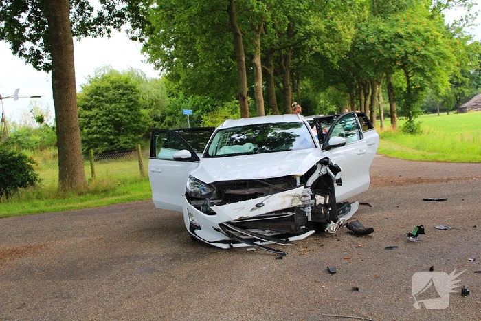 Auto op de kop na botsing