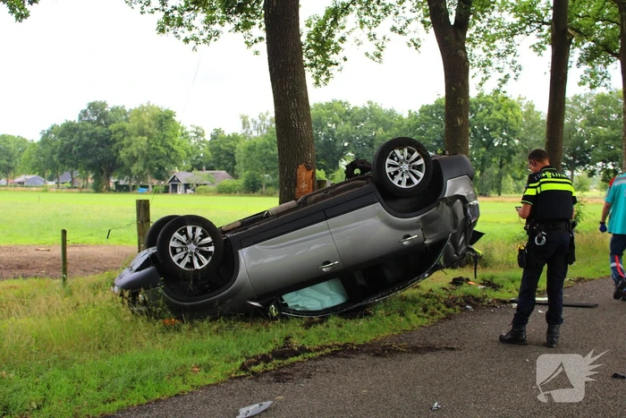 Auto op de kop na botsing