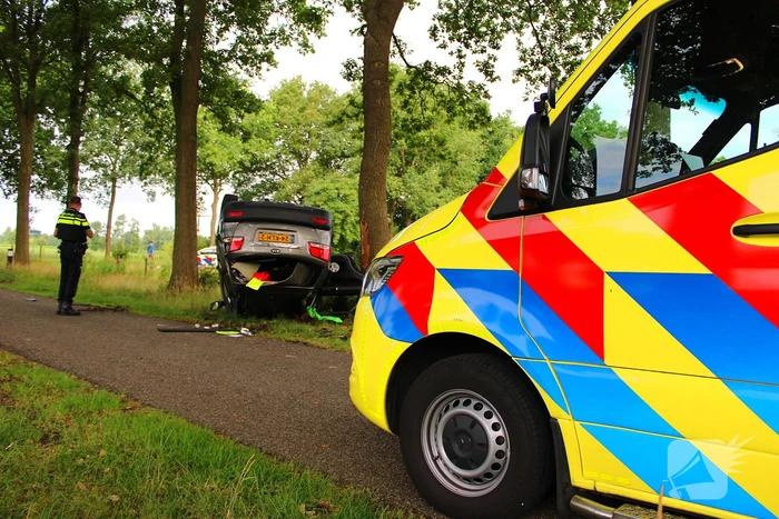 Auto op de kop na botsing