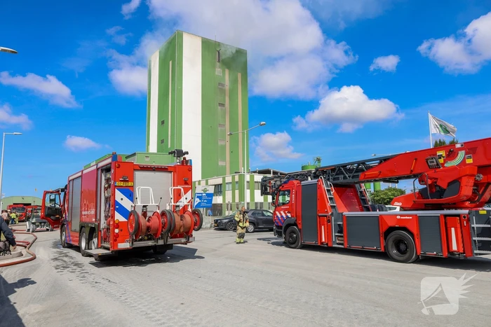 Enorme inzet voor bestrijding bedrijfsbrand