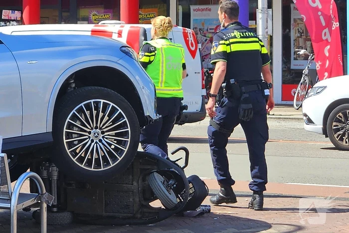 Auto crasht op straatbank