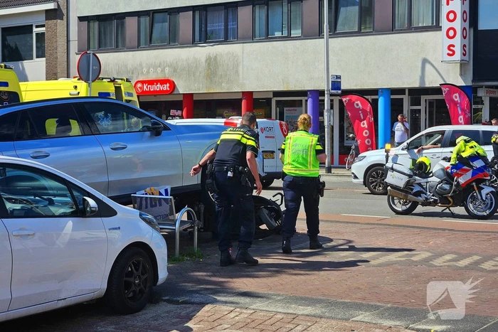 Auto crasht op straatbank