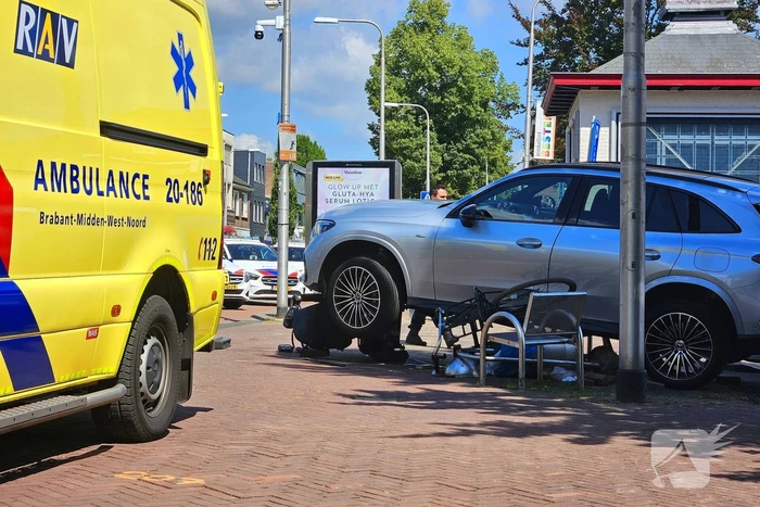 Auto crasht op straatbank