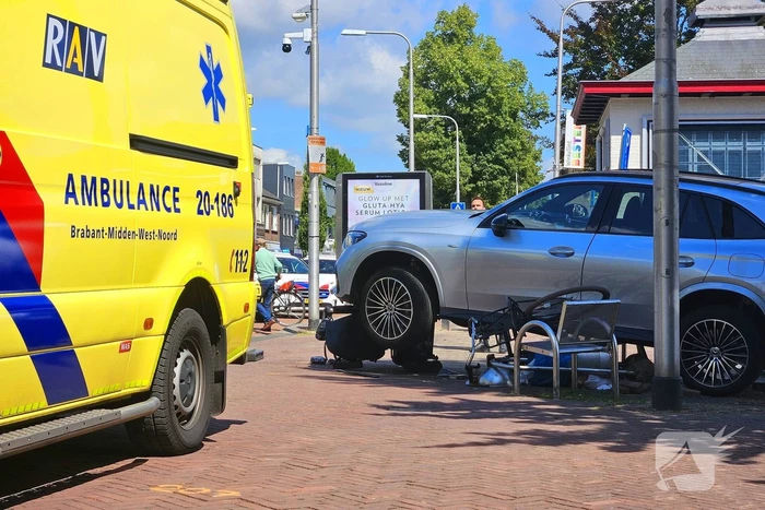 Auto crasht op straatbank