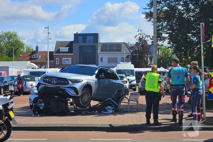 Auto crasht op straatbank