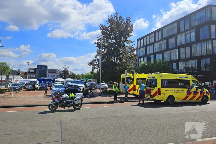 Auto crasht op straatbank