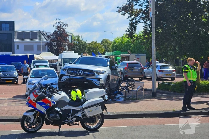 Auto crasht op straatbank