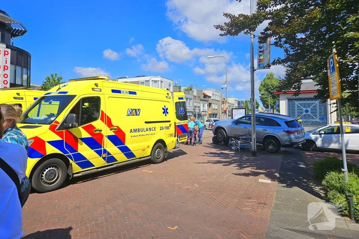 Auto crasht op straatbank