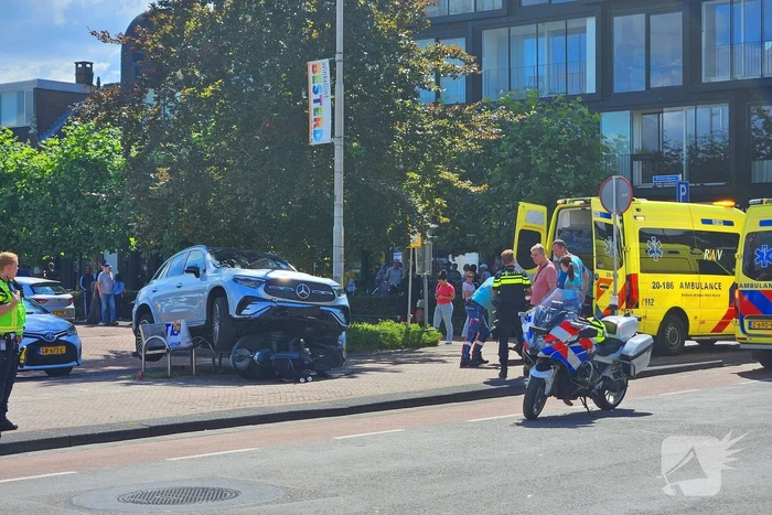 Auto crasht op straatbank