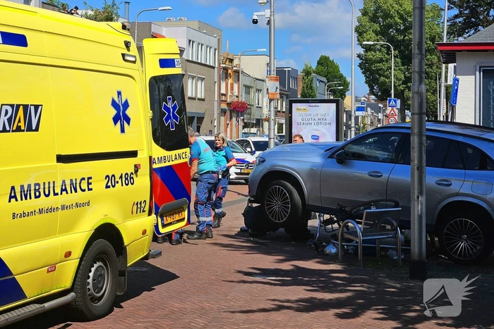 Auto crasht op straatbank