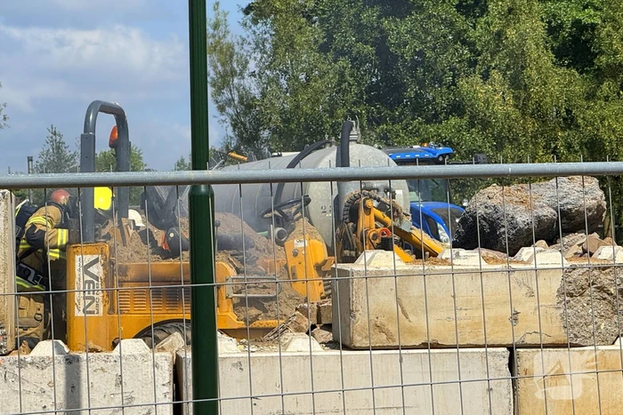 Brand in landbouwvoertuig op bouwterrein
