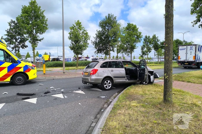 Auto en vrachtwagen botsen op kruising