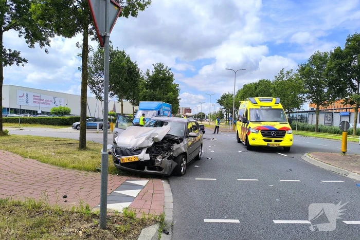 Auto en vrachtwagen botsen op kruising