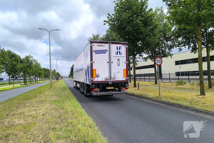 Auto en vrachtwagen botsen op kruising