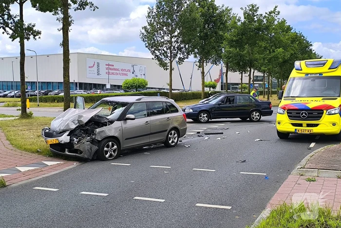 Auto en vrachtwagen botsen op kruising
