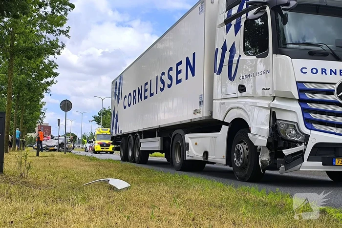 Auto en vrachtwagen botsen op kruising