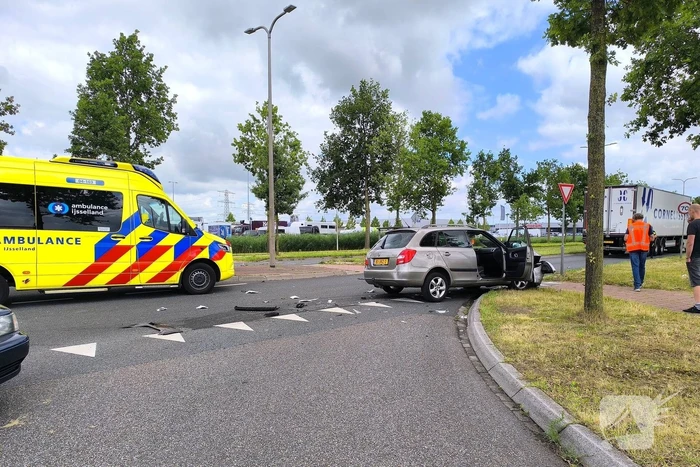 Auto en vrachtwagen botsen op kruising