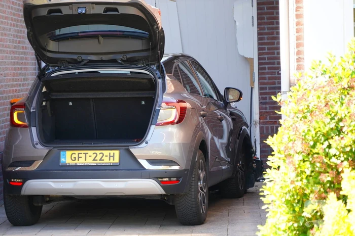 Auto rijdt garage binnen tijdens inparkeren