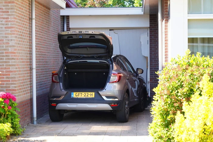Auto rijdt garage binnen tijdens inparkeren