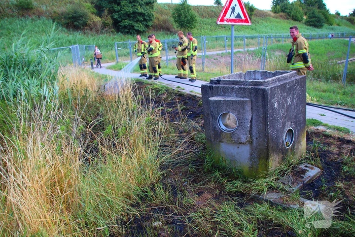 Kinderen ontdekken bermbrand en waarschuwen